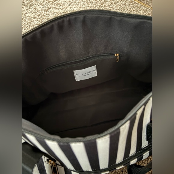 Alice + Olivia Duffel Bag Black White Vacation Weekender Tote Travel Carry On - Picture 8 of 12